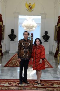 Presiden Joko Widodo bersama Ketua Umum AKUMANDIRI ibu Hermawati Setyorinny