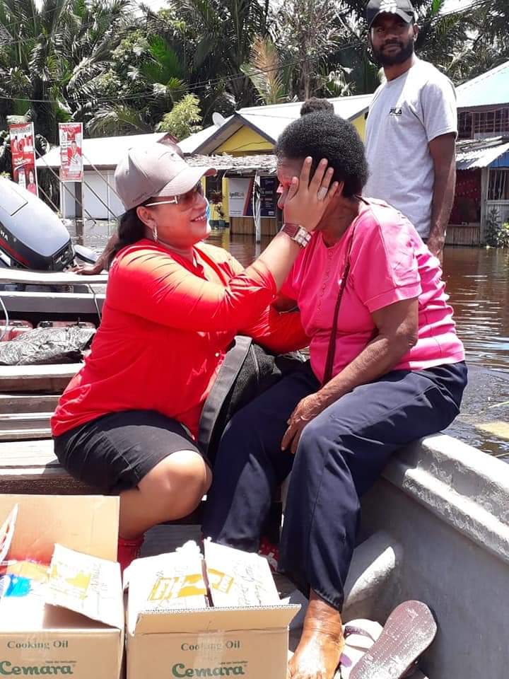 IUMKM Indonesia (AKUMANDIRI) Menyerahkan Bantuan Untuk Saudara Kita yang Terkena Bencana Di Papua