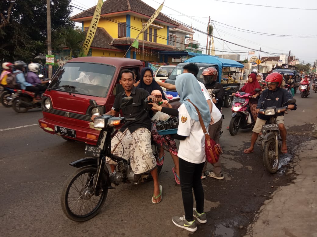 Akumandiri membagikan Takjil untuk warga di Malang Kecamatan Gondanglegi